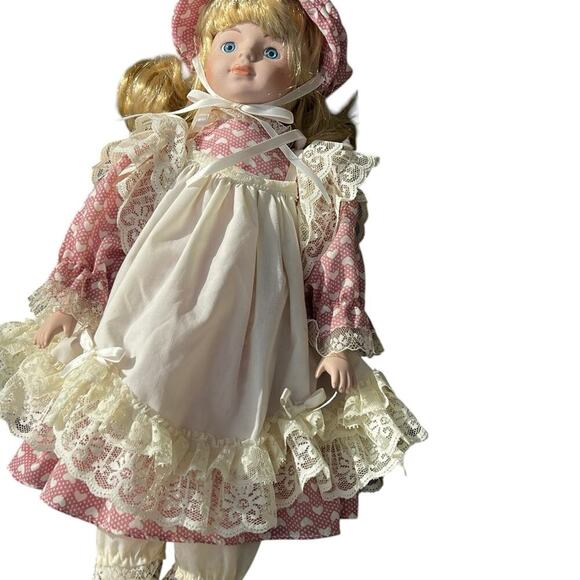 DYNASTY DOLL 17” musical porcelain collectible - Picture 10 of 12